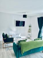 Dover Ferry Apartments, private terrace and on-site parking - B&B Dover