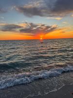 Brand NEW Renovated Coastal Beach House - B&B Naples