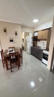 Aconchegante apartamento 2 dormitórios, sendo uma suíte com ar condicionado, Prédio com piscina - B&B Capão da Canoa