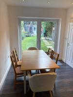 3-bedroom family home with large garden and free parking - Chambres d'hôtes Loughton