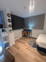 Homely & Lush 1 Bed Apartment at Trinity Point Gravesend, Suitable for Long Stay and Short Stay - Bed and Breakfast Gravesend