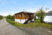 Midnight-sun and Northern-lights house by ocean - B&B Festvåg