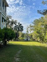 Large Home w Spa Midway to Savannah & Tybee Island! Dog friendly Venue - B&B Savannah