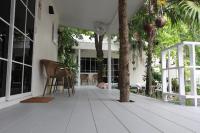 Homeku Guesthouse Room 4 Cozy Stay Close to Suvarnabhumi Airport - Chambres d'hôtes Lat Krabang