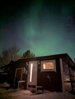 Senja - Charming cottage by the sea with terrace and fantastic view - B&B Finnsnes