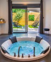 Nuit confort avec Balnéo XXL privative et Climatisation - B&B Nantes