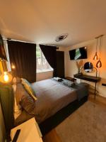 Flamingo Retreat with Hot Tub and private Garden - Chambres d'hôtes Torquay