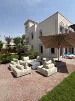 Family Villa, Sleeps up to 9 in JVT and Large garden - B&B Dubai