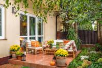 Warm & cosy 2-store 3-BR House with fireplace, living room, garden, terrace, balcony & parking 30 minutes from Warsaw Centre - Chambres d'hôtes Varsovie