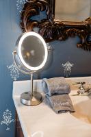 Habitación con cama extragrande y bañera de hidromasaje