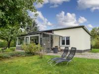 Nelsen mit Ruderboot auf Wassergrundstück - B&B Jabel