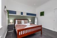 Charles Alexander Short Stay - South Pier Apartments - Bed and Breakfast Blackpool