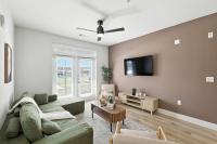 95 Luxury 2B2B Condo DT Fort Worth, Resort Style Pool & Gym, Golf Simulator, 7M to Dickies Stadium, 15M to AT&T stadium - B&B Fort Worth