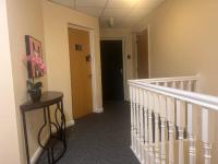 Large Modern Apt 4 Star Free Parking and WIFI Note Stairs - B&B Belfast