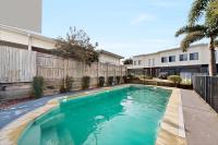 Spacious 3 bedroom townhouse with patio and pool - Chambres d’hôtes Kuraby