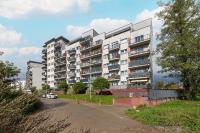 Bright Studio in Cracow with Desk and Bathtub by Noclegi Renters - Chambres d’hôtes Cracovie