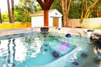 Hot Tub Hideaway for pets and family - B&B Pensacola