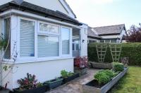 Spacious 3-Bed Bungalow with Parking in Pensby by Rework Accommodation - Chambres d'hôtes Birkenhead
