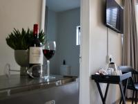 Zimmer mit Queensize-Bett und Poolblick