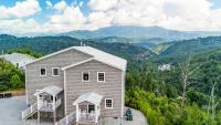 Mountaintop Cabin Close To Dolly With Hot Tub and 3 King Beds - B&B Gatlinburg