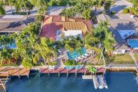 Waterfront with Pool Spa Tiki Bar and 1 mile to Beach - B&B Fort Lauderdale
