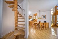 Three-Bedroom Apartment with Balcony No. 532. 5