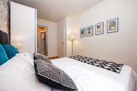 Deluxe One-Bedroom Apartment -Carera 30