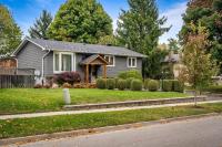 Charming 3-Bed House with Hot Tub close to Downtown - Chambres d’hôtes Barrie