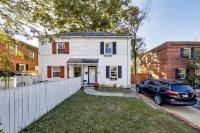 Cozy House, Pool Table and Parking, Mins to DC - Bed and Breakfast Arlington