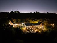 Avemore Manor House wood fired hot tub magical views and full Backup power - Chambres d'hôtes Stellenbosch