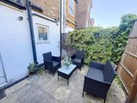 Cozy 1-BDR Finsbury Park Apt with mini Garden, Paid Parking near Emirates Stadium & Islington by Staylio London - Chambres d'hôtes Londres