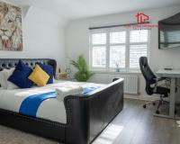 Luxury Five-Bedroom Home with Jacuzzi and Gym - Private One-Bedroom Garden Suite Available Separately - B&B Basildon