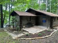 Blue Fish Cabin – Your Lakeside Getaway Awaits - Bed and Breakfast Andersonville