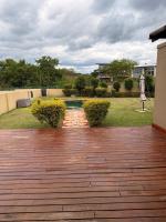 Stylish Riverside Home with Pool, Braai & Wi-Fi - B&B Mbombela
