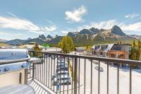 The Lookout Stylish Escape with Mountain Views - B&B Canmore