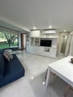 Appartamento con 2 Camere da Letto e Vista Piscina