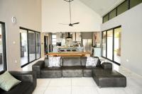 Architect-Designed Home with Pool - B&B Victoria Falls