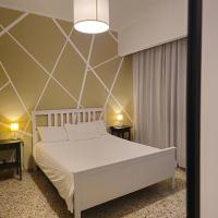 Habitación con cama extragrande y balcón