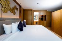 Apartment with Pool View