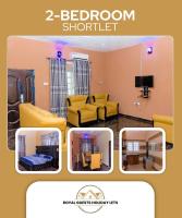 Royal Guests Holiday Lets - A Modern 2-Bedroom Apartment with balcony, 24H CCTV, perfect for families, business or leisure - Chambres d'hôtes Benin City