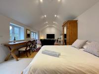 Perfectly Sized 1-bedroom Guest House - Bed and Breakfast Long Buckby