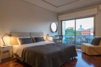 Tweepersoonskamer met 1 of 2 Bedden en een Gedeelde Badkamer, Balkon en Uitzicht op de Stad