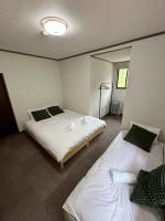 Chambre Lit Queen-Size avec Salle de Bains Commune 