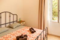 Habitación con cama grande y vistas al jardín