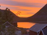 Fantastic house with seafront property in Gryllefjord - Chambres d'hôtes Gryllefjord