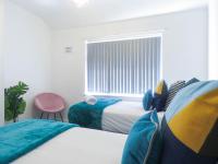 Tudors eSuites - 4 Bedroom House with Garden & 9 Beds #29B - Chambres d'hôtes Broxtowe