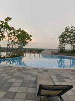 Pool View 2BR Family Deluxe Room - B&B Sepang