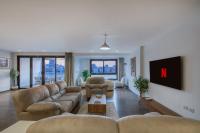 Luxury Living with Full Nile Views New 4BR Gem Arkadia - B&B Il Cairo