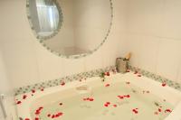 Chambre Lit Queen-Size avec Baignoire Spa et Sauna