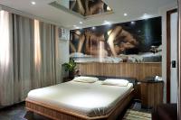 Habitación con cama grande y bañera de hidromasaje